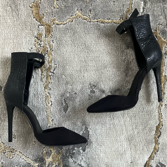 Bebe black suede pointed toe ankle strap pumps with gold hardware 🖤 - Picture 3 of 8